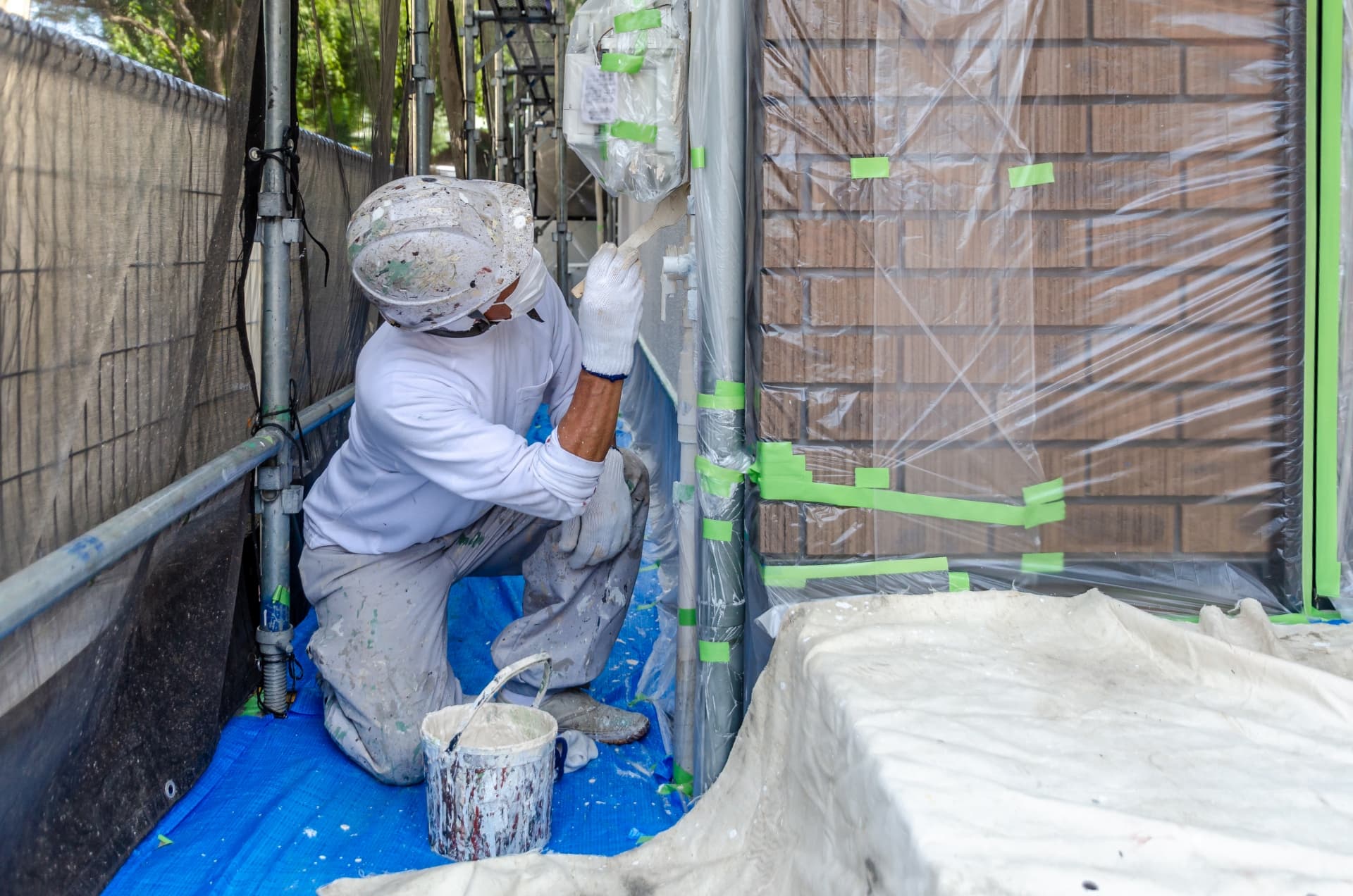 外壁を丁寧に施工する職人